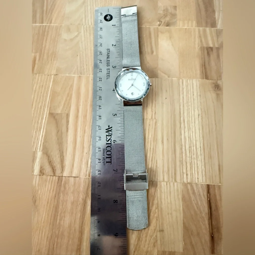 Skagen ladies steel Leonora faceted glass watch NEW BATTERY